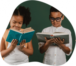 trio de crianças diversas composto por duas meninas e um menino em pé lado a lado lendo livros.