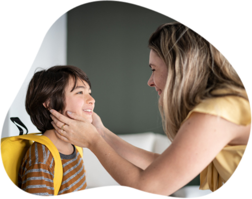 Mãe falando com o filho antes que ele entre na escola.