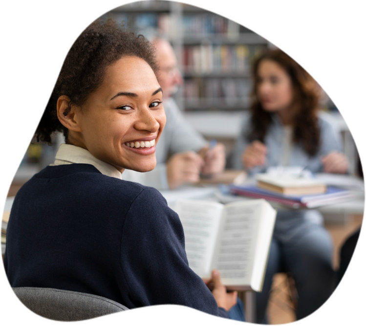 Foto de mulher em sala de aula.