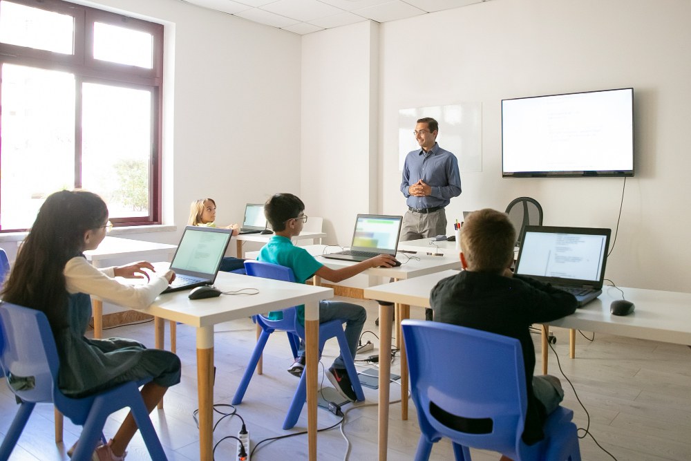 Professor fazendo uma apresentação em sala de aula infantil.