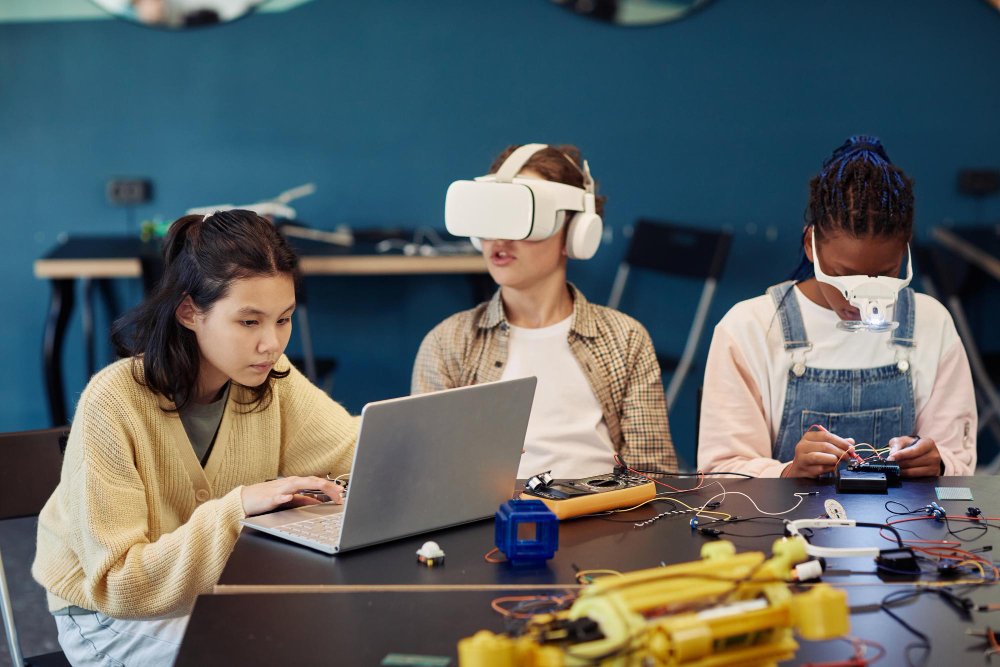 Estudantes usando tecnologia na aula de robótica