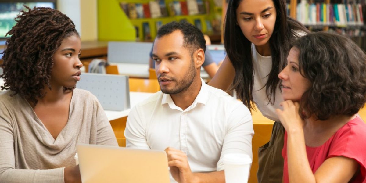 grupo de pedagogos conversando entre si